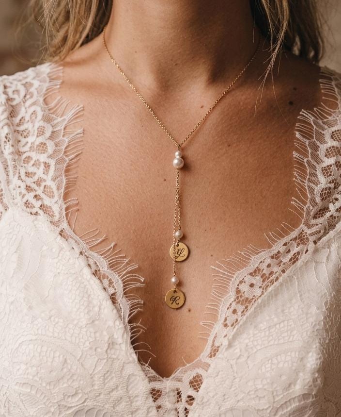 Collier fin mariage initiales personnalisées et perles nacrées – bijoux cérémonie gravés sur mesure – cadeau pour elle Noël Collier fin mariage initiales personnalisées et perles nacrées – bijoux cérémonie gravés sur mesure – cadeau pour elle Noël