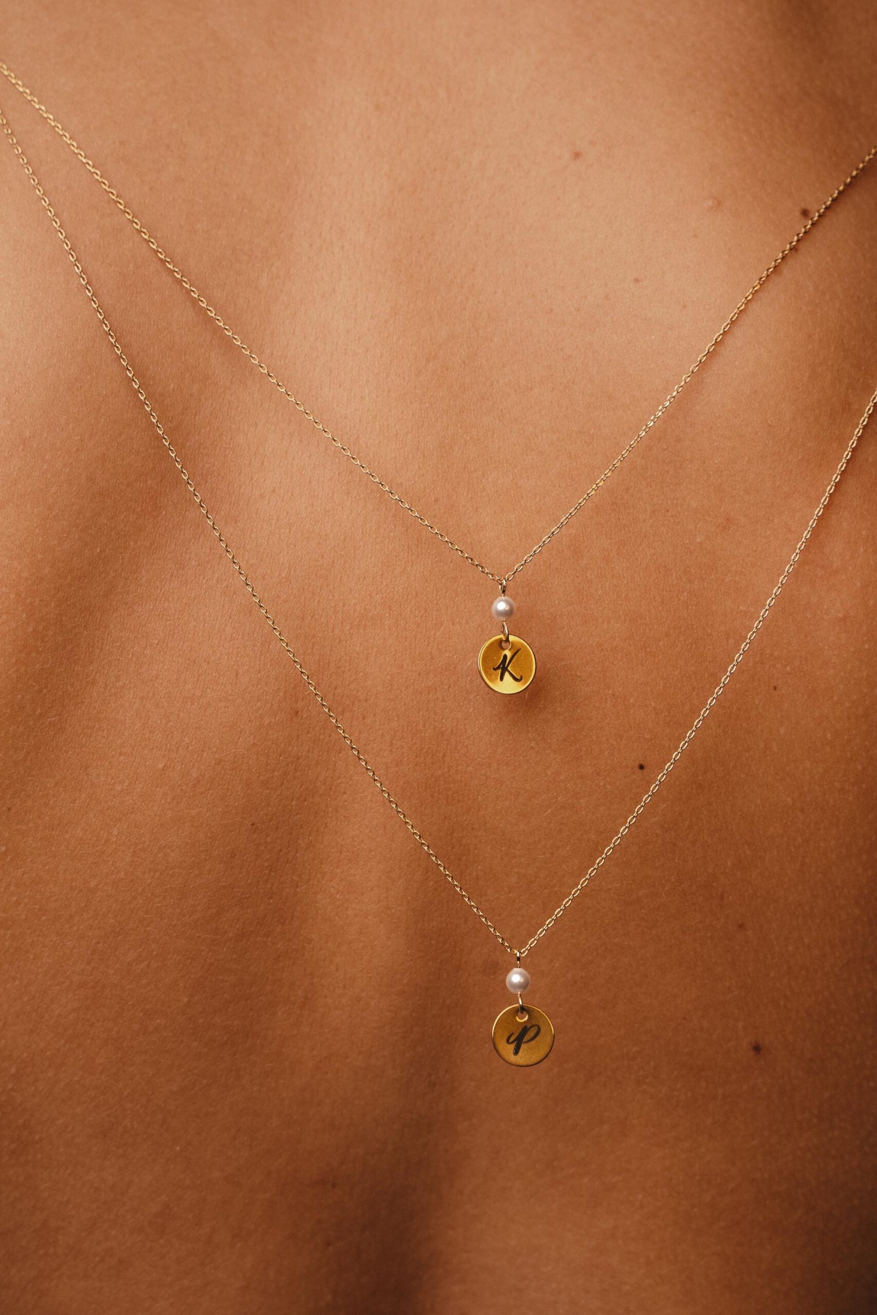 Collier de dos double chaînes mariage personnalisé Initiales gravées et perles nacrées Swarovski – bijou de dos sur mesure Collier de dos double chaînes mariage personnalisé Initiales gravées et perles nacrées Swarovski – bijou de dos sur mesure