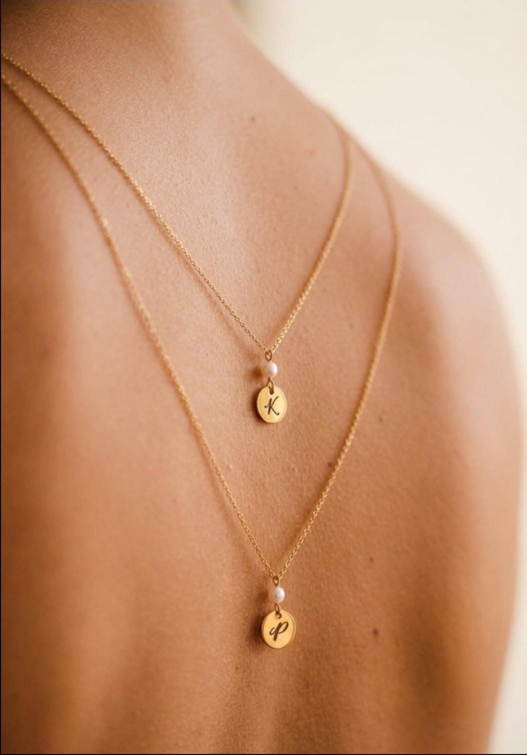 Collier de dos double chaînes mariage personnalisé Initiales gravées et perles nacrées Swarovski – bijou de dos sur mesure Collier de dos double chaînes mariage personnalisé Initiales gravées et perles nacrées Swarovski – bijou de dos sur mesure