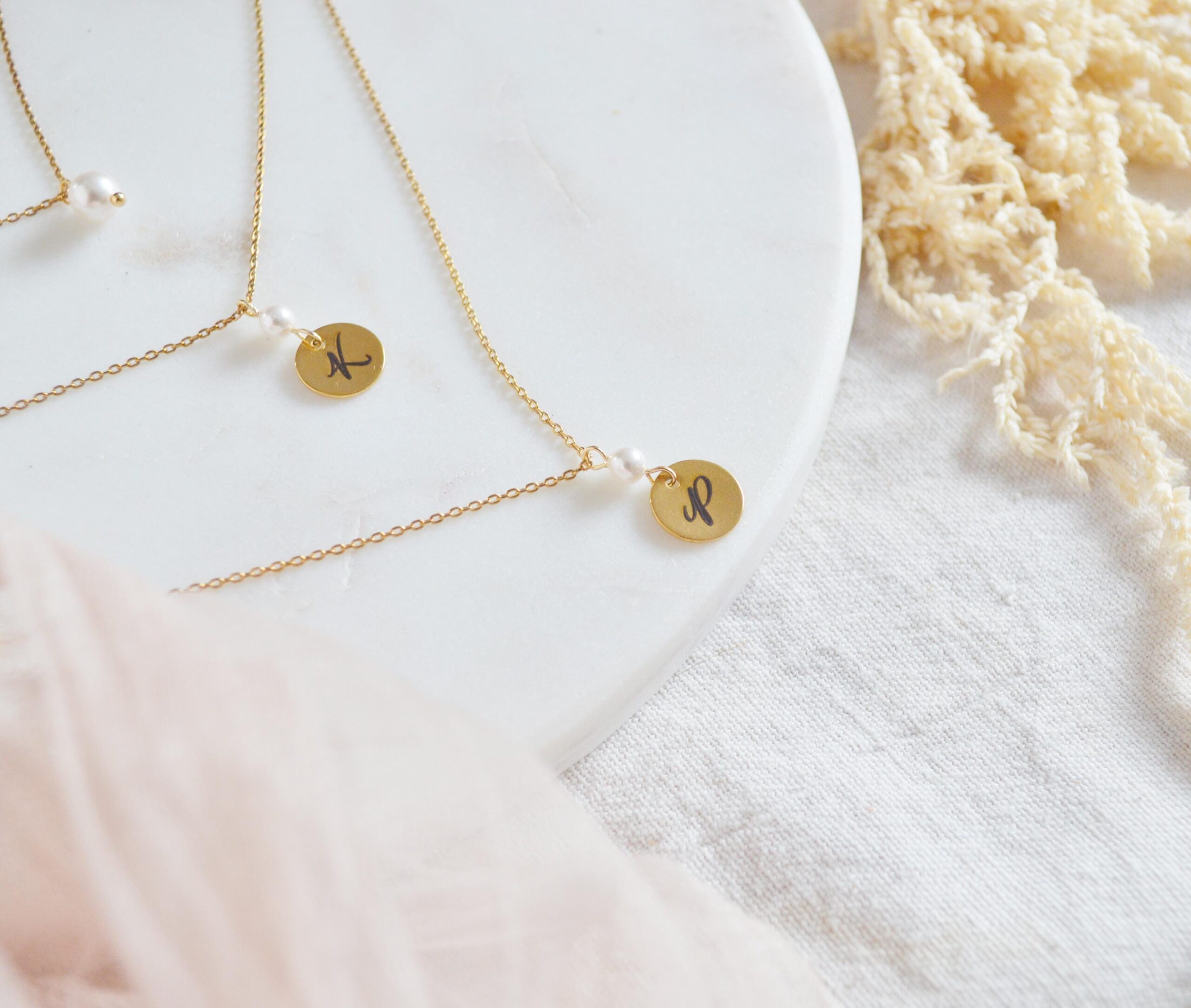 Collier de dos double chaînes mariage personnalisé Initiales gravées et perles nacrées Swarovski – bijou de dos sur mesure Collier de dos double chaînes mariage personnalisé Initiales gravées et perles nacrées Swarovski – bijou de dos sur mesure