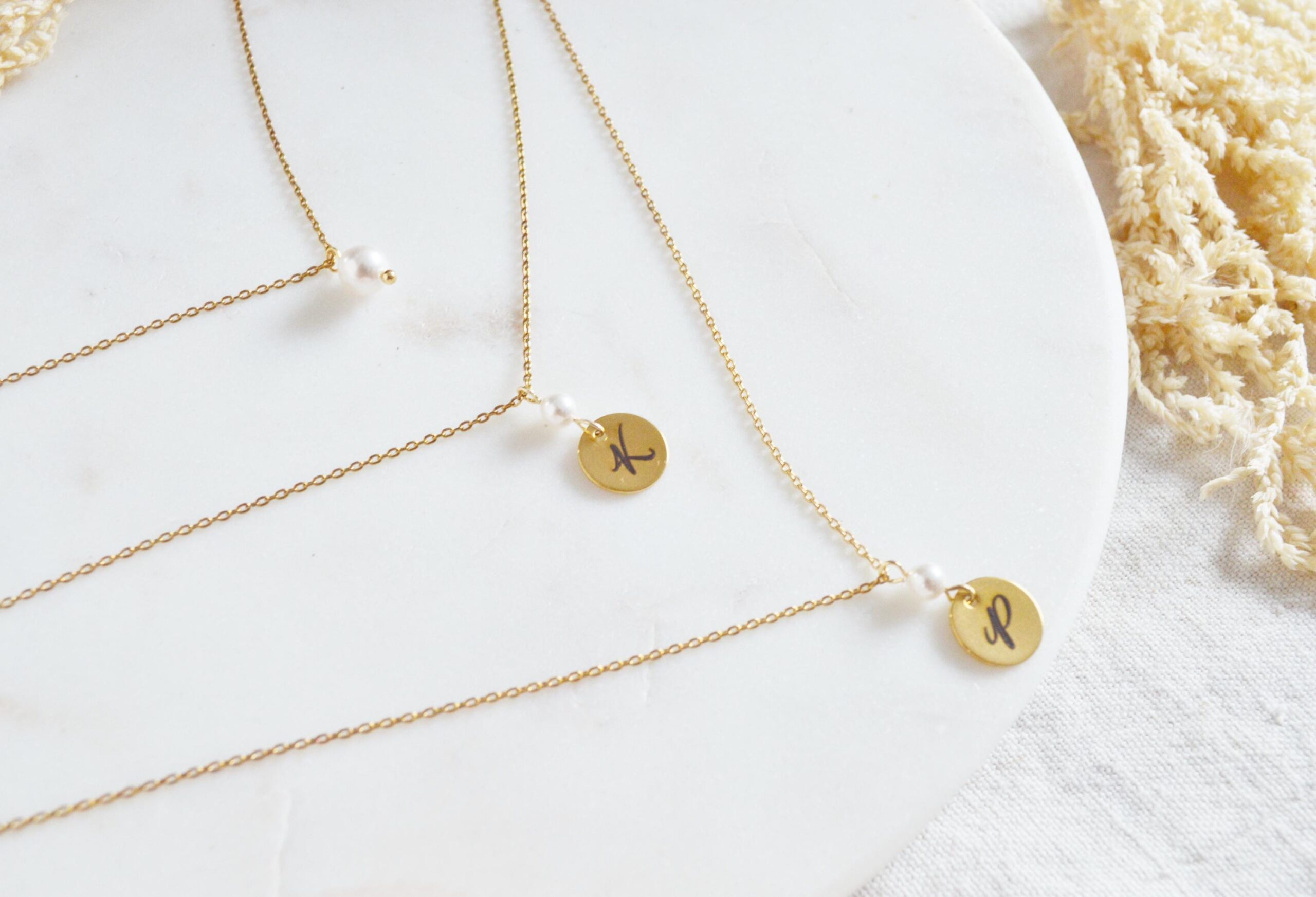 Collier de dos double chaînes mariage personnalisé Initiales gravées et perles nacrées Swarovski – bijou de dos sur mesure Collier de dos double chaînes mariage personnalisé Initiales gravées et perles nacrées Swarovski – bijou de dos sur mesure