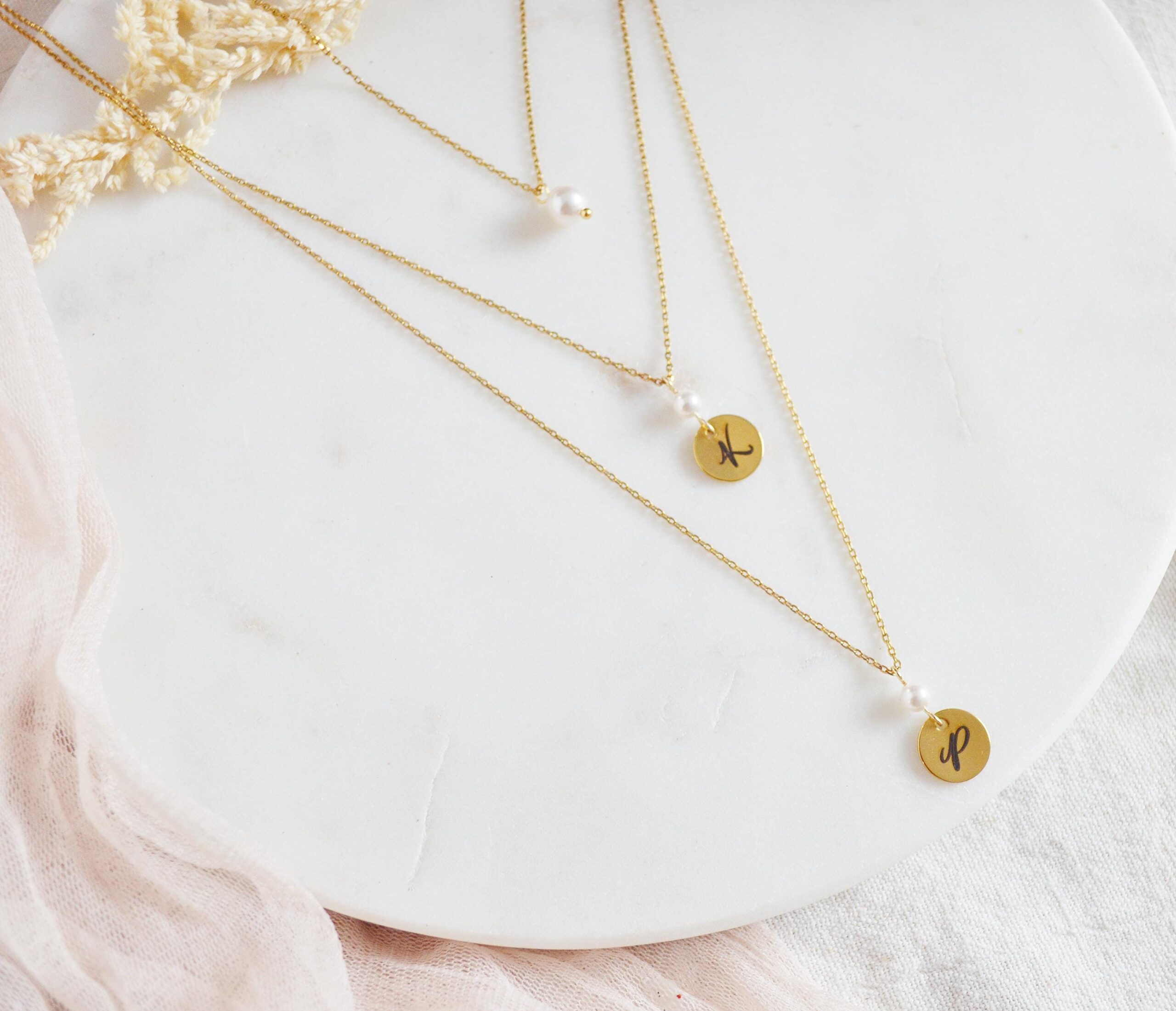Collier de dos double chaînes mariage personnalisé Initiales gravées et perles nacrées Swarovski – bijou de dos sur mesure Collier de dos double chaînes mariage personnalisé Initiales gravées et perles nacrées Swarovski – bijou de dos sur mesure