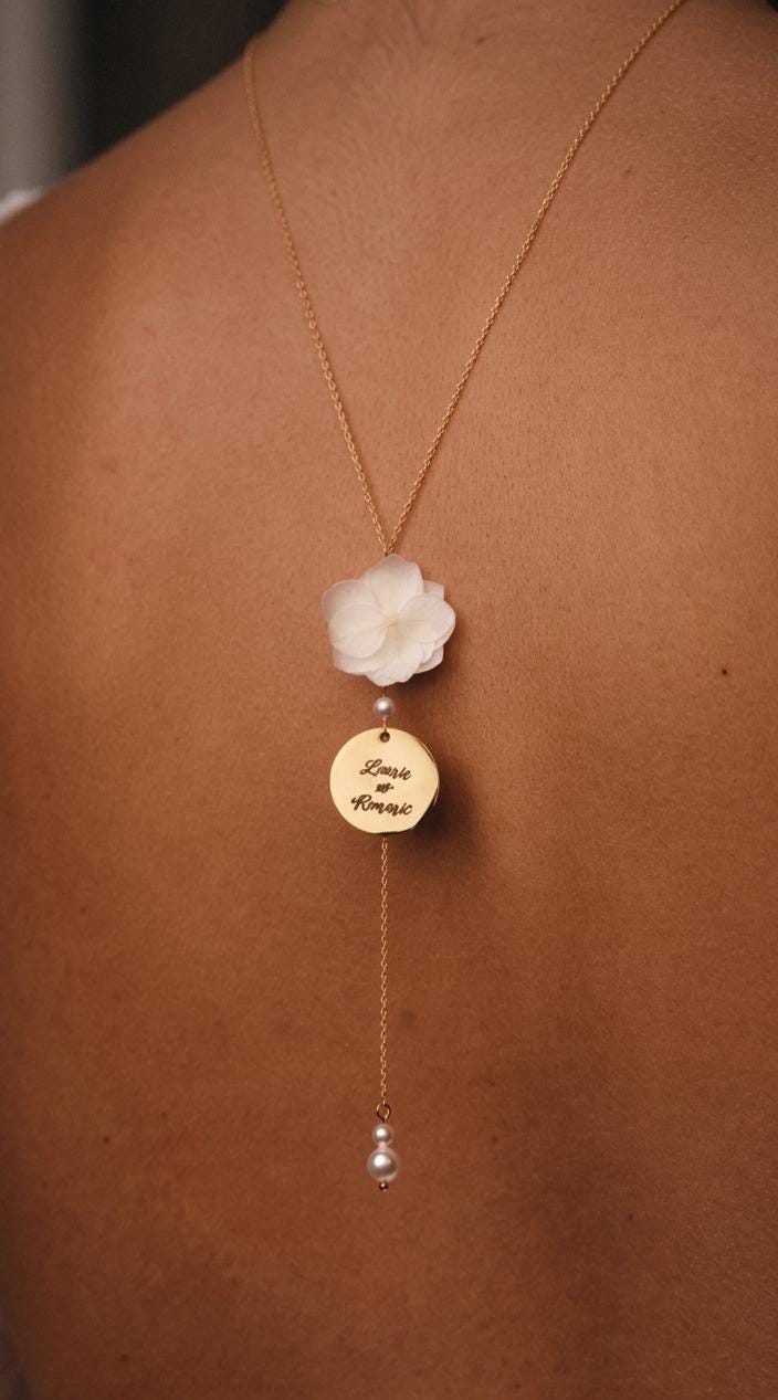 Collier de dos mariage fleurs personnalisé prénoms et dates gravées – bijou de dos sur mesure – cadeau mariée Collier de dos mariage fleurs personnalisé prénoms et dates gravées – bijou de dos sur mesure – cadeau mariée