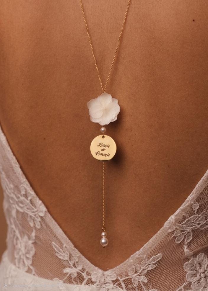 Collier de dos mariage fleurs personnalisé prénoms et dates gravées – bijou de dos sur mesure – cadeau mariée Collier de dos mariage fleurs personnalisé prénoms et dates gravées – bijou de dos sur mesure – cadeau mariée