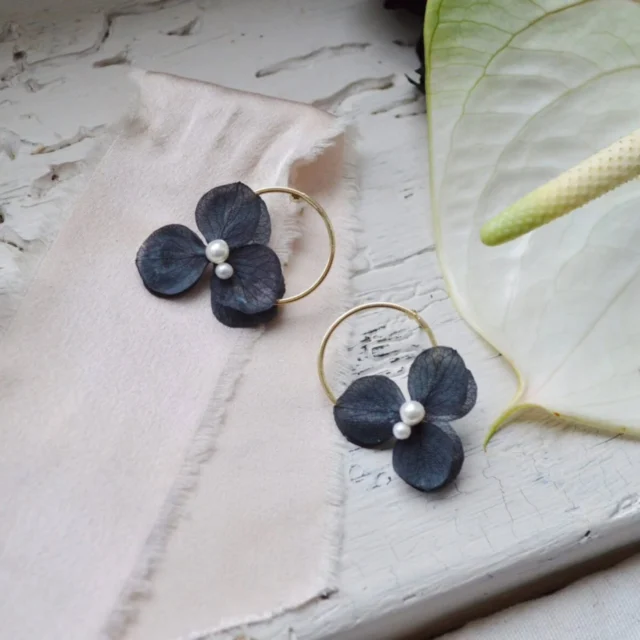 Les mini créoles fleuries et perlées ✨️✨️✨️ tout en discrétion, légèreté et originalité. 
Elles sont disponibles en plusieurs coloris sur l’eshop.
Et toi ? Tu es plutôt petits bijoux ou maximum bijoux ?