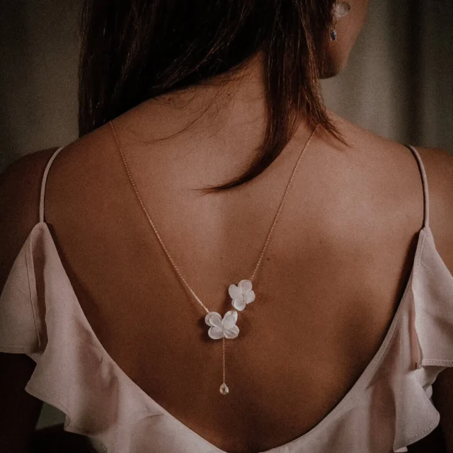 Nos colliers de dos double fleurs ont été décliné avec nos cristaux autrichiens cette saison ✨️✨️✨️