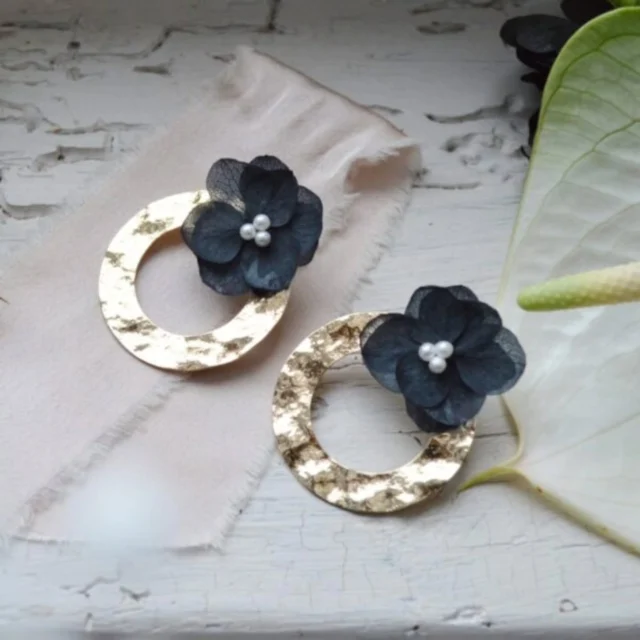 Les boucles d’oreilles modulables Noemie noires et perles ́nacrées ✨️✨️✨️
