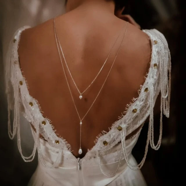 Je vous présente le Collier de dos doubles chaines perles blanches nacrées et pendant perle goutte ✨️✨️ dispo sur le shop en doré, argenté et or rose.