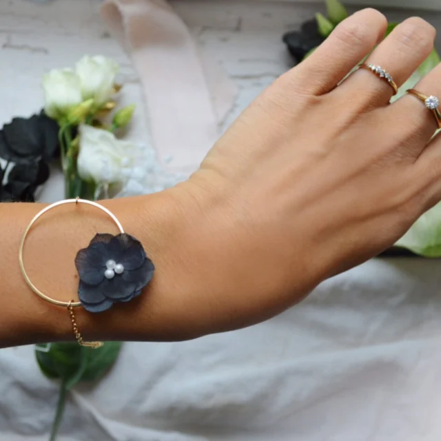 Le Bracelet mariage anneau et fleurs stabilisées noires ornées de perles – disponible en une dizaine de coloris✨️