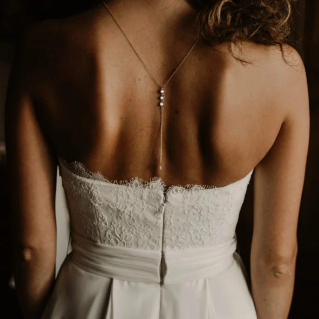 Un de nos classiques depuis plusieurs années : le collier de dos 3 strass ✨️✨️✨️
Très fin et délicat. Tout en discrétion et légèreté